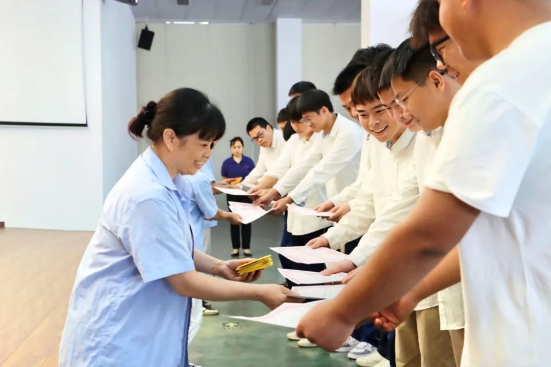 浙江省機(jī)電技師學(xué)院158名學(xué)生來瑞立拜師